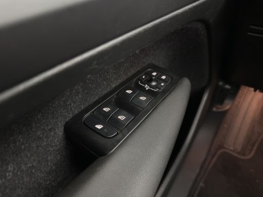 Volvo  XC40 Recharge P8 AWD R-Design [ 3-Fase ] {SOH-89%} (INCL-BTW) *PANO | LEATHER-MICROFIBRE | DIGI-COCKPI... ActivLease financial lease