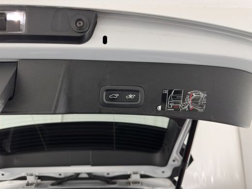 Volvo  XC40 Recharge P8 AWD R-Design [ 3-Fase ] {SOH-89%} (INCL-BTW) *PANO | LEATHER-MICROFIBRE | DIGI-COCKPI... ActivLease financial lease