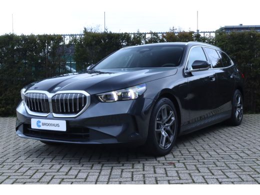 BMW 5 Serie Touring 530e | Elektr. trekhaak | Stoelverwarming | Digital Entry | Elektr. klep | Camera | Cruis...