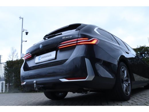 BMW 5 Serie Touring 530e | Elektr. trekhaak | Stoelverwarming | Digital Entry | Elektr. klep | Camera | Cruis... ActivLease financial lease
