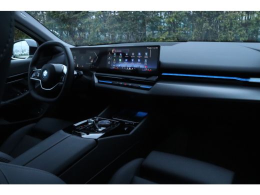 BMW 5 Serie Touring 530e | Elektr. trekhaak | Stoelverwarming | Digital Entry | Elektr. klep | Camera | Cruis... ActivLease financial lease
