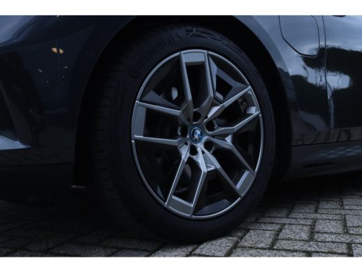 BMW 5 Serie Touring 530e | Elektr. trekhaak | Stoelverwarming | Digital Entry | Elektr. klep | Camera | Cruis... ActivLease financial lease