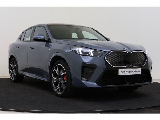 BMW iX2 eDrive20 High Executive M Sport / Panoramadak / Sportstoelen / M Adaptief onderstel / Comfort Acc... ActivLease financial lease