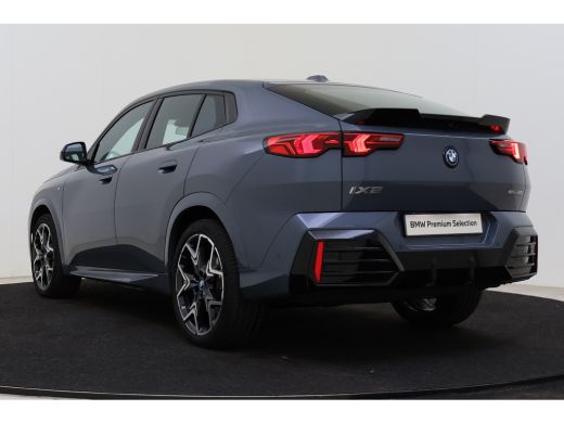 BMW iX2 eDrive20 High Executive M Sport / Panoramadak / Sportstoelen / M Adaptief onderstel / Comfort Acc... ActivLease financial lease