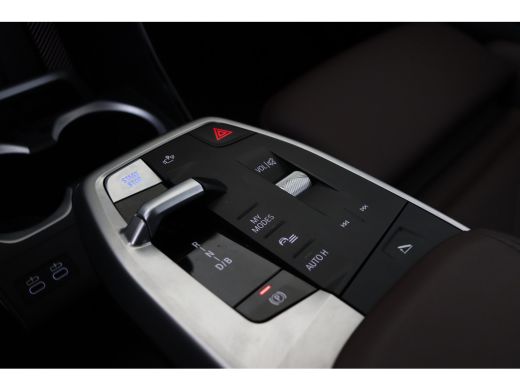 BMW iX2 eDrive20 High Executive M Sport / Panoramadak / Sportstoelen / M Adaptief onderstel / Comfort Acc... ActivLease financial lease