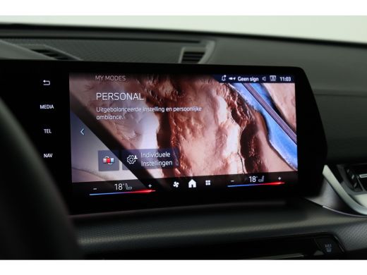 BMW iX2 eDrive20 High Executive M Sport / Panoramadak / Sportstoelen / M Adaptief onderstel / Comfort Acc... ActivLease financial lease