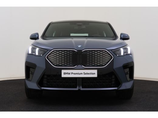 BMW iX2 eDrive20 High Executive M Sport / Panoramadak / Sportstoelen / M Adaptief onderstel / Comfort Acc... ActivLease financial lease