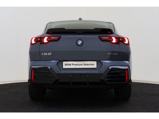 BMW iX2 eDrive20 High Executive M Sport / Panoramadak / Sportstoelen / M Adaptief onderstel / Comfort Acc... ActivLease financial lease