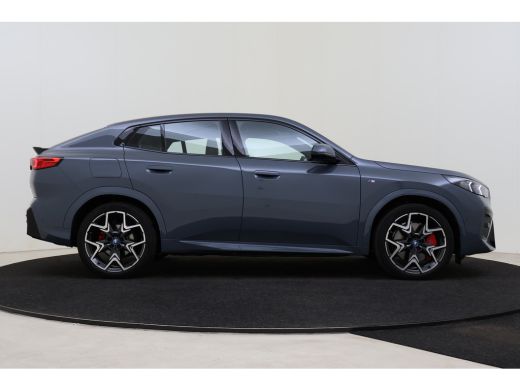 BMW iX2 eDrive20 High Executive M Sport / Panoramadak / Sportstoelen / M Adaptief onderstel / Comfort Acc... ActivLease financial lease