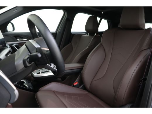 BMW iX2 eDrive20 High Executive M Sport / Panoramadak / Sportstoelen / M Adaptief onderstel / Comfort Acc... ActivLease financial lease