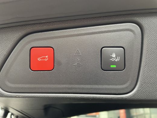 Peugeot 3008 225pk HYbrid GT Pack (Elektrisch schuifdak - Leder incl verwarming/massage/ geheugen - Focal Elec... ActivLease financial lease