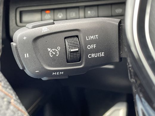 Peugeot 3008 225pk HYbrid GT Pack (Elektrisch schuifdak - Leder incl verwarming/massage/ geheugen - Focal Elec... ActivLease financial lease