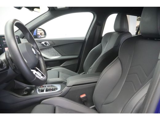 BMW 1 Serie 120 M Sport Automaat / Sportstoelen / Achteruitrijcamera / M Adaptief onderstel / Comfort Access ... ActivLease financial lease