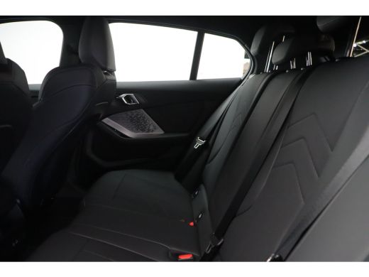 BMW 1 Serie 120 M Sport Automaat / Sportstoelen / Achteruitrijcamera / M Adaptief onderstel / Comfort Access ... ActivLease financial lease