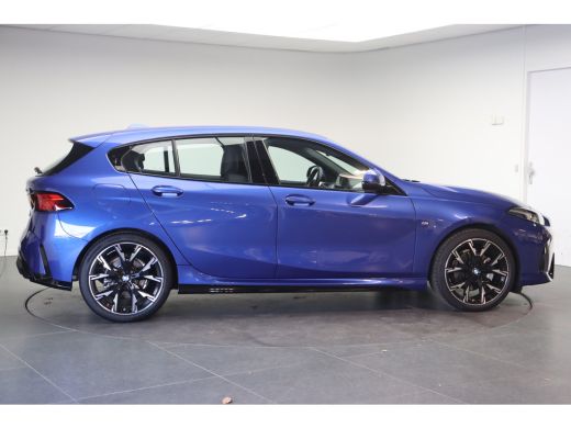 BMW 1 Serie 120 M Sport Automaat / Sportstoelen / Achteruitrijcamera / M Adaptief onderstel / Comfort Access ... ActivLease financial lease