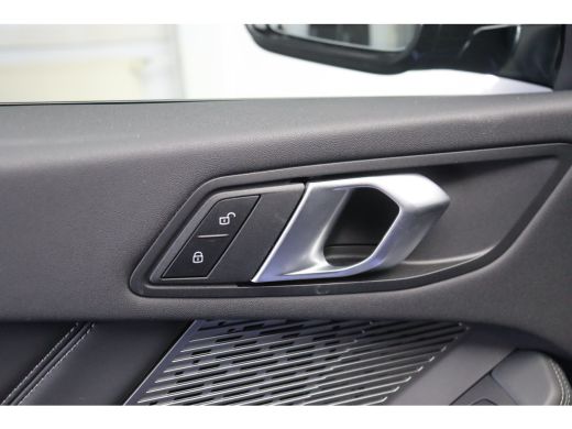 BMW 1 Serie 120 M Sport Automaat / Sportstoelen / Achteruitrijcamera / M Adaptief onderstel / Comfort Access ... ActivLease financial lease