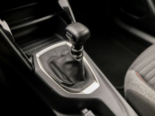 Peugeot 2008 1.2 PureTech Sport (APPLE CARPLAY, GROOT NAVI, GETINT GLAS, LED KOPLAMPEN, CLIMATE, SPORTSTOELEN,... ActivLease financial lease