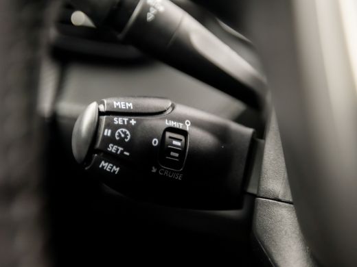 Peugeot 2008 1.2 PureTech Sport (APPLE CARPLAY, GROOT NAVI, GETINT GLAS, LED KOPLAMPEN, CLIMATE, SPORTSTOELEN,... ActivLease financial lease