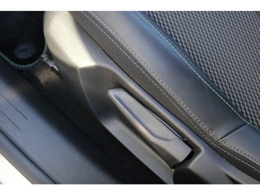 Peugeot 208 Hybrid 100 e-DCS6 GT | Automaat | Navi by app | Apple carplay | Camera | Full LED | Mild Hybrid | ActivLease financial lease