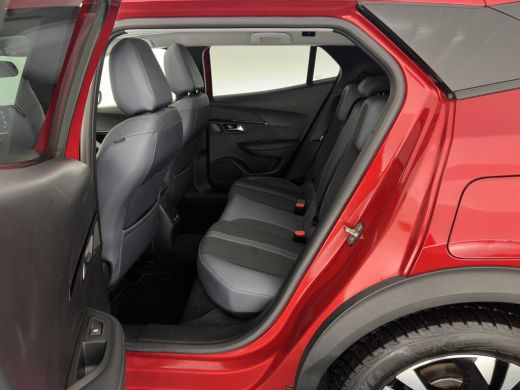 Peugeot e-2008 EV Allure 50 kWh [ 3-Fase ] {SOH-84%} (INCL-BTW) *PANO | LEATHER-FABRIC | FULL-LED | SPORT-SEATS ... ActivLease financial lease