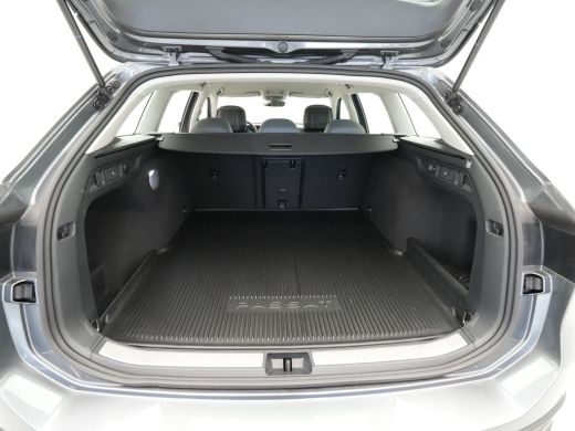 Volkswagen Passat Variant 1.5 eTSI 150pk Business Trekhaak Navigatie Camera Acc 112 ActivLease financial lease