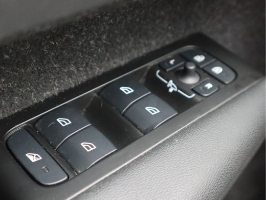 Volvo  XC40 Recharge P8 AWD R-Design / SOH 92% ActivLease financial lease