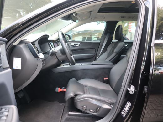 Volvo  XC60 2.0 B5 250 PK Momentum Exclusive / Panoramadak ActivLease financial lease