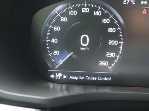 Volvo  XC60 2.0 B5 250 PK Momentum Exclusive / Panoramadak ActivLease financial lease