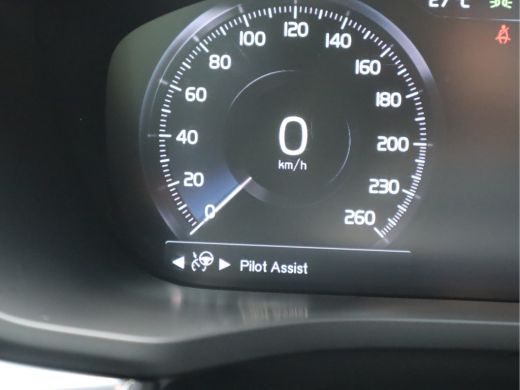 Volvo  XC60 2.0 B5 250 PK Momentum Exclusive / Panoramadak ActivLease financial lease