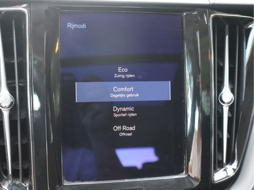 Volvo  XC60 2.0 B5 250 PK Momentum Exclusive / Panoramadak ActivLease financial lease