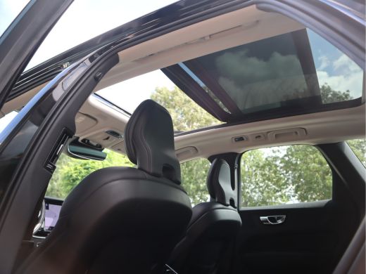 Volvo  XC60 2.0 B5 250 PK Momentum Exclusive / Panoramadak ActivLease financial lease