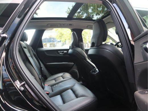 Volvo  XC60 2.0 B5 250 PK Momentum Exclusive / Panoramadak ActivLease financial lease