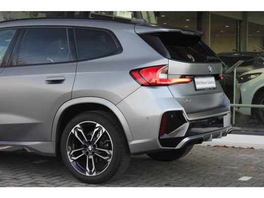 BMW X1 sDrive18i M Sport Automaat / Sportstoelen / M Adaptief onderstel / Achteruitrijcamera / Comfort A... ActivLease financial lease