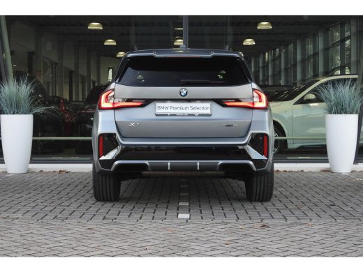 BMW X1 sDrive18i M Sport Automaat / Sportstoelen / M Adaptief onderstel / Achteruitrijcamera / Comfort A... ActivLease financial lease