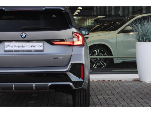 BMW X1 sDrive18i M Sport Automaat / Sportstoelen / M Adaptief onderstel / Achteruitrijcamera / Comfort A... ActivLease financial lease