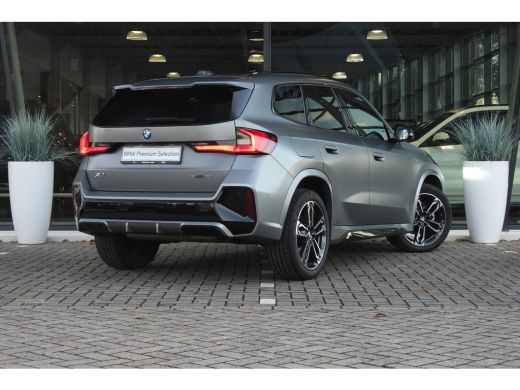 BMW X1 sDrive18i M Sport Automaat / Sportstoelen / M Adaptief onderstel / Achteruitrijcamera / Comfort A... ActivLease financial lease