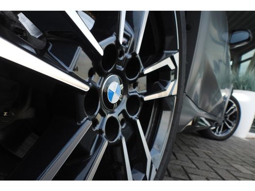 BMW X1 sDrive18i M Sport Automaat / Sportstoelen / M Adaptief onderstel / Achteruitrijcamera / Comfort A... ActivLease financial lease