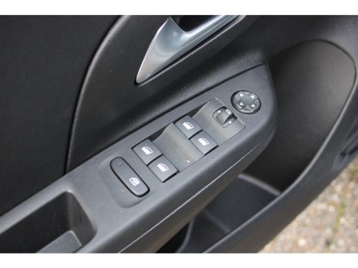 Opel Corsa 1.2 Turbo Edition / Navigatie via Carplay / Parkeersensoren / DAB / Airco / LED ActivLease financial lease