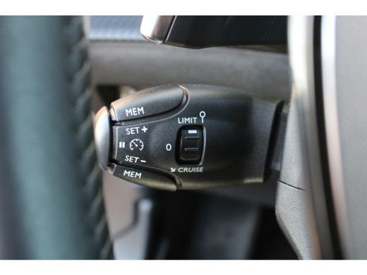 Peugeot 2008 1.2 PureTech Allure | Automaat | Navi by app | Apple carplay | Camera | All season | 65.000km | ActivLease financial lease