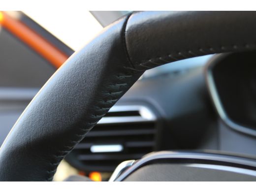 Peugeot 2008 1.2 PureTech Allure | Automaat | Navi by app | Apple carplay | Camera | All season | 65.000km | ActivLease financial lease