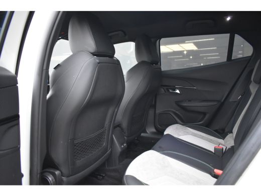 Peugeot e-2008 EV GT Pack 50 kWh 3 Fase | Navigatie | Sfeerverlichting | Stoelverwarming | Full-LED | Alcantara ... ActivLease financial lease