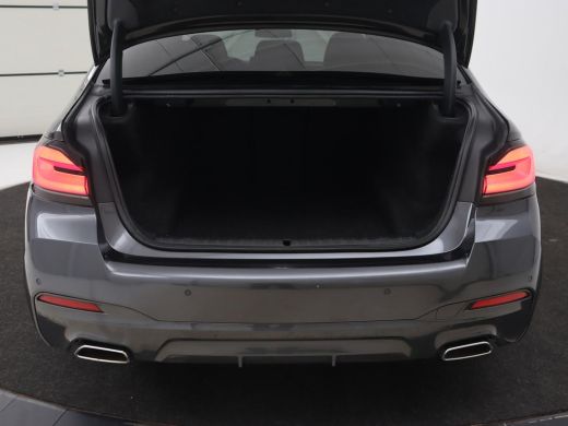 BMW 5 Serie 520i M Sport | Leder | Stoelverwarming | Carplay | 19'' | Sportstoelen | Live Cockpit | Navigatie... ActivLease financial lease