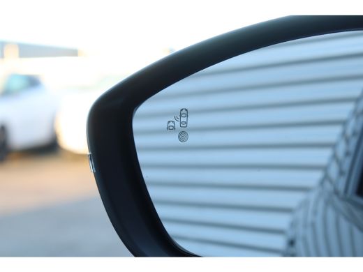 Peugeot 208 HYBRID 100PK GT PACK AUTOMAAT / NAVI / LEDER / CLIMA / PDC / 17" LMV / CAMERA / KEYLESS / PANO. D... ActivLease financial lease