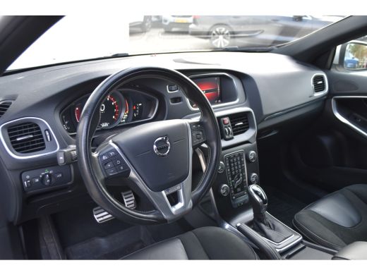Volvo  V40 1.5 T3 Polar+ Sport Lage KM! | Crystal White! On Call ActivLease financial lease
