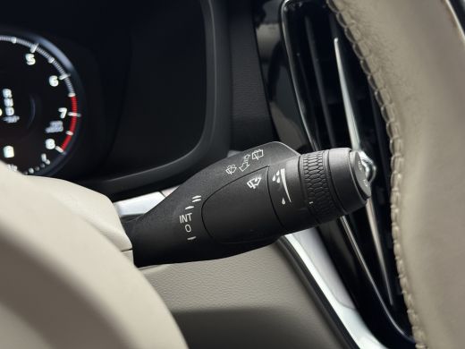 Volvo  V60 2.0 B3 Momentum Business | Pilot Assist | Trekhaak | Leder | Stoel & stuurverwarming | Camera | K... ActivLease financial lease