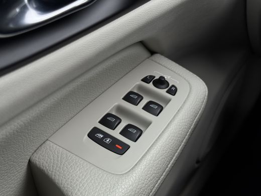 Volvo  V60 2.0 B3 Momentum Business | Pilot Assist | Trekhaak | Leder | Stoel & stuurverwarming | Camera | K... ActivLease financial lease