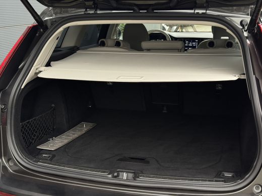 Volvo  V60 2.0 B3 Momentum Business | Pilot Assist | Trekhaak | Leder | Stoel & stuurverwarming | Camera | K... ActivLease financial lease