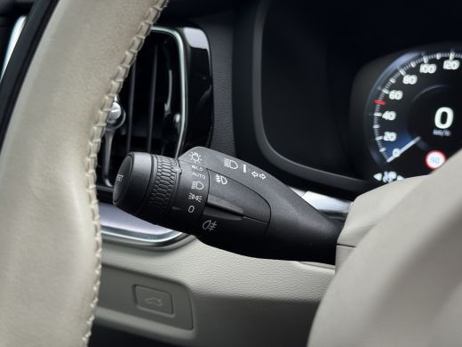 Volvo  V60 2.0 B3 Momentum Business | Pilot Assist | Trekhaak | Leder | Stoel & stuurverwarming | Camera | K... ActivLease financial lease