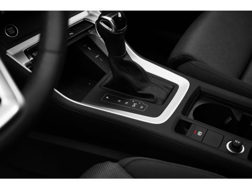 Audi Q3 35 TFSI S edition Competition 150Pk | Trekhaak | Stoelverw. voor | Camera achter | Keyless | Adap... ActivLease financial lease