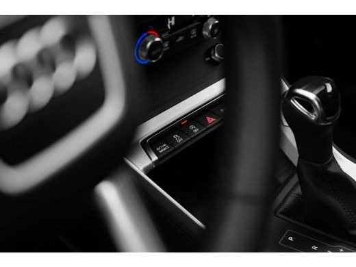 Audi Q3 35 TFSI S edition Competition 150Pk | Trekhaak | Stoelverw. voor | Camera achter | Keyless | Adap... ActivLease financial lease